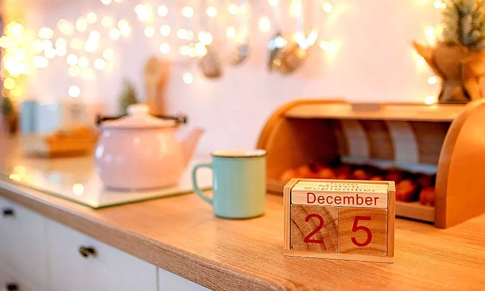How To Decorate Kitchen Cabinets For Christmas (1)
