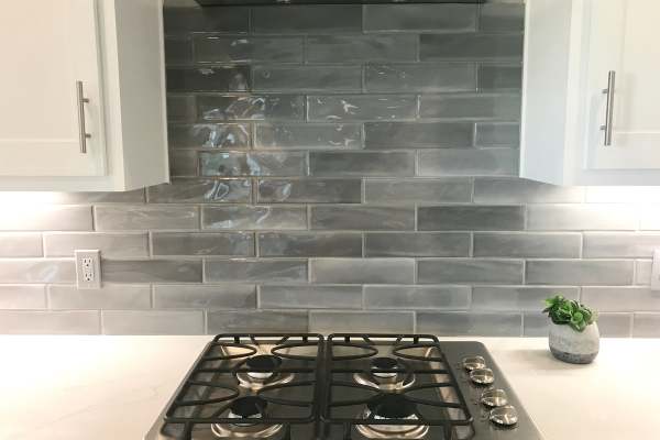 What are the benefits of removing the kitchen backsplash?