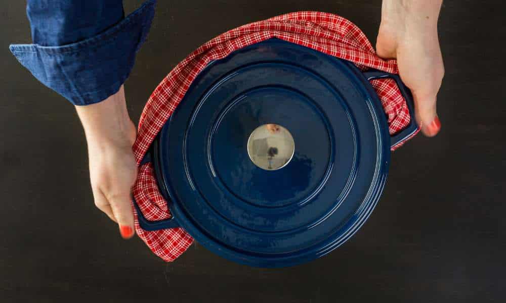 How to Clean Cast iron Dutch Oven