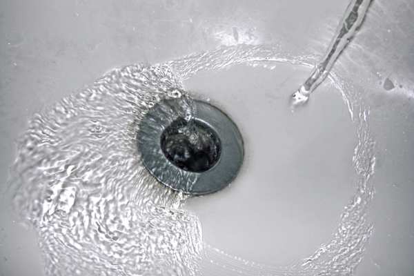 How to Use Lemon and Salt for a Fresh Drain