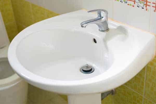 Choosing the Right Cleaning Products for White Sinks